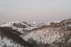 paesaggio-innevato-con-luna-calante